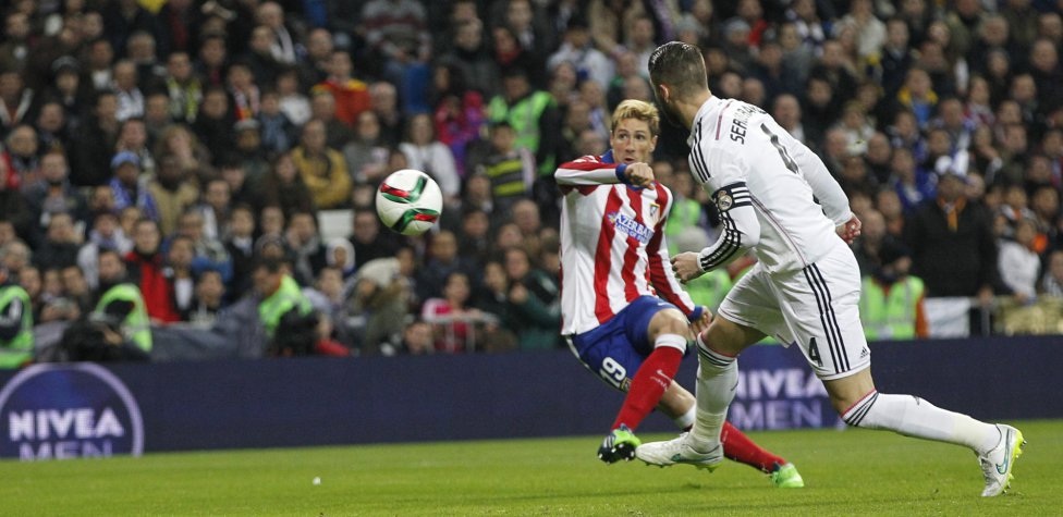 Nhìn lại 90 phút thánh địa Bernabeu câm lặng vì Torres - 5 Ngay phút đầu
tiên của trận đấu, Torres mở tỉ số cho Atletico Madrid.