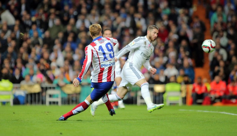 Nhìn lại 90 phút thánh địa Bernabeu câm lặng vì Torres - 6 Ngay phút đầu
tiên của trận đấu, Torres mở tỉ số cho Atletico Madrid.