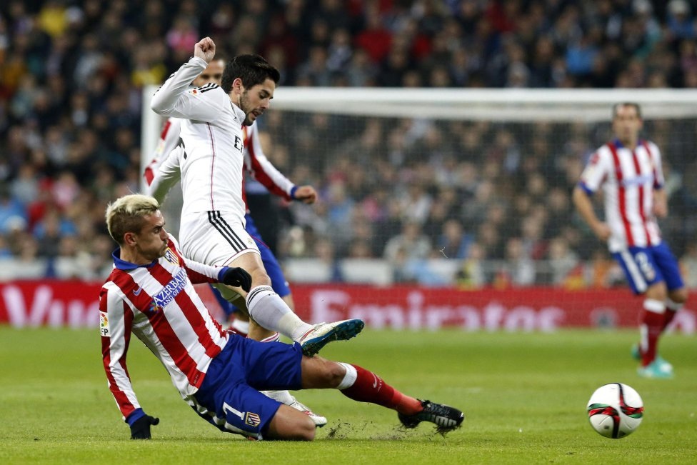 Nhìn lại 90 phút thánh địa Bernabeu câm lặng vì Torres - 13 Isco và
Griezmann, hai cầu thủ thi đấu năng nổ nhất trên sân trong một pha tranh bóng.