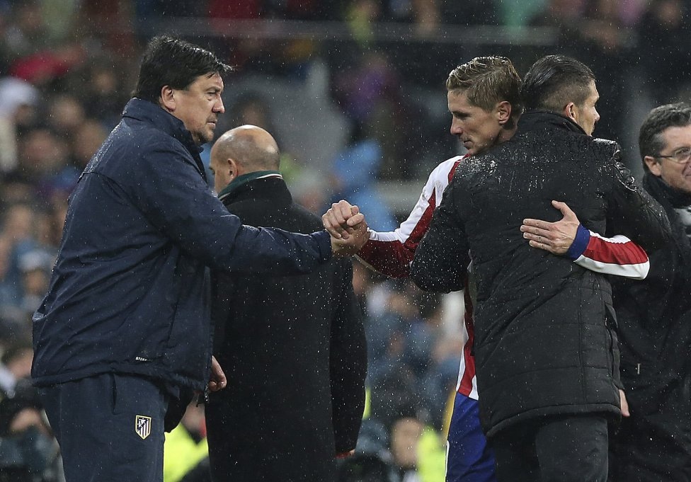 Nhìn lại 90 phút thánh địa Bernabeu câm lặng vì Torres - 19 Ban huấn
luyện chia vui cùng Torres.