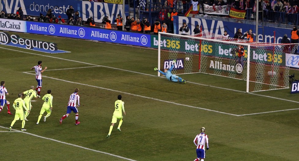 Nhìn lại màn rượt đuổi tỉ số ngoạn mục giữa Atletico và Barca - 11 Raul Garcia
tái lập lợi thế dẫn bàn cho đội chủ nhà trên chấm 11m.