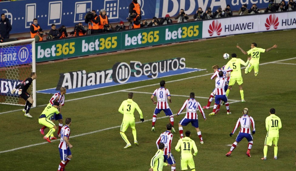 Nhìn lại màn rượt đuổi tỉ số ngoạn mục giữa Atletico và Barca - 12 Pha bóng dẫn
đến bàn san bằng tỉ số 2-2 cho Barca.