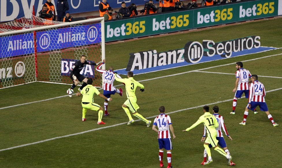 Nhìn lại màn rượt đuổi tỉ số ngoạn mục giữa Atletico và Barca - 13 Miranda
lóng ngóng đá phản lưới nhà sau pha đánh đầu của Busquets.