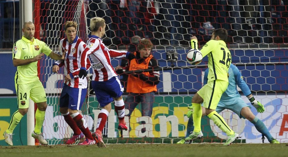 Nhìn lại màn rượt đuổi tỉ số ngoạn mục giữa Atletico và Barca - 14 Miranda
lóng ngóng đá phản lưới nhà sau pha đánh đầu của Busquets.
