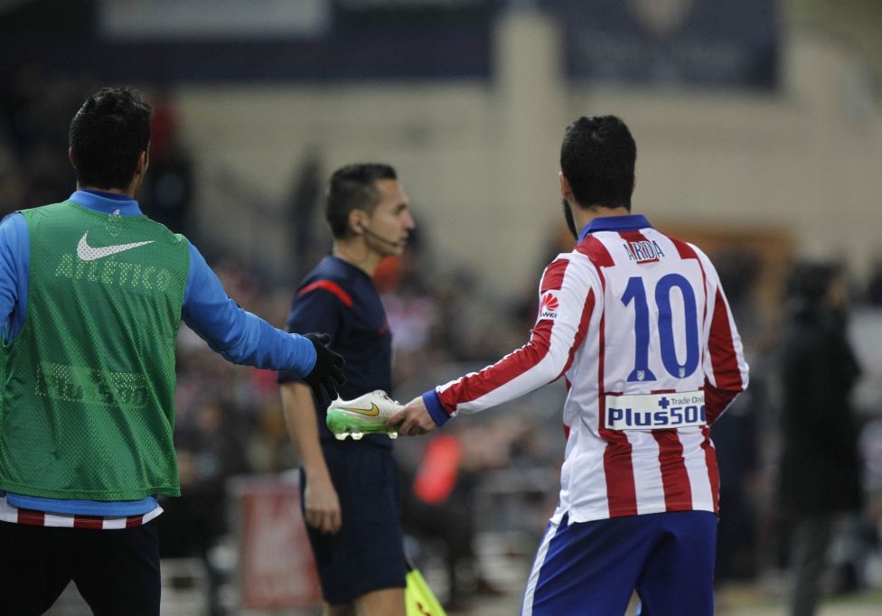 Nhìn lại màn rượt đuổi tỉ số ngoạn mục giữa Atletico và Barca - 20 Các cầu thủ
Atletico không giữ được bình tĩnh đến nỗi Arda Turan rút giày ném trọng tài
biên.