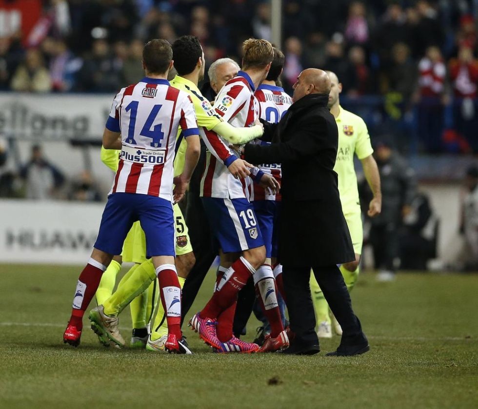 Nhìn lại màn rượt đuổi tỉ số ngoạn mục giữa Atletico và Barca - 21 Đội chủ nhà
tỏ ra bị ức chế về mặt tâm lý.