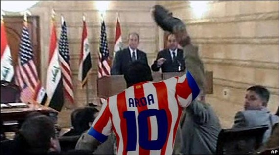 Ảnh biếm họa vụ Arda Turan ném giày vào trọng tài - 2 Tranh cướp
chiếc giày Arda Turan ném ra.