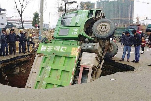 Xuất hiện hố tử thần “nuốt” xe tải tại Trung Quốc - 1 Hố tử thần
nuốt chửng cả một chiếc xe tải tại Trung Quốc