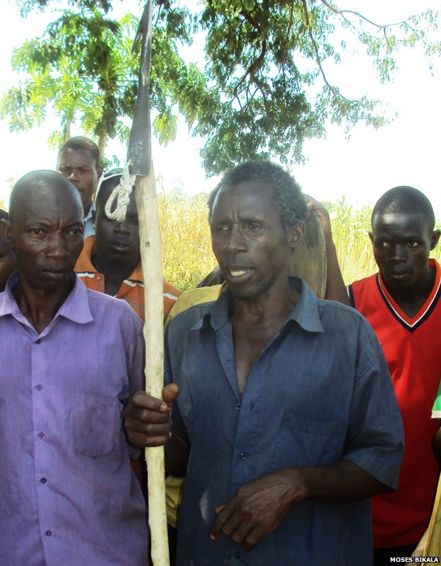 Cá sấu nuốt chửng vợ và đứa con trong bụng, người chồng lấy mạng đền mạng - 1 Batambuze
sôi sục ý chí trả thù