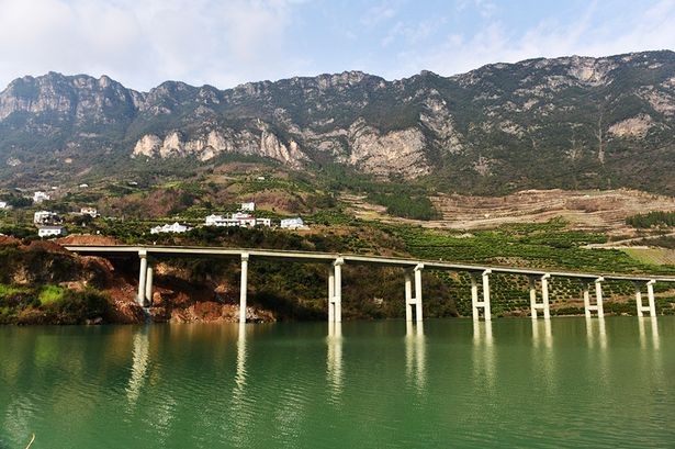 Xây đường cao tốc trên sông - 2 Người dân từ khắp nơi
không ngại vượt hàng dặm đến chiêm ngưỡng đường cao tốc mới