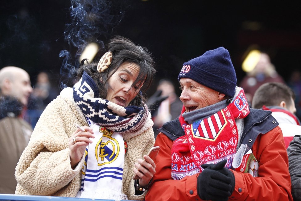 Nhìn lại 90 phút Atletico “tàn sát” Real Madrid ở Vicente Calderon - 2 CĐV Real và Atletico trò chuyện vui vẻ trước trận đấu.