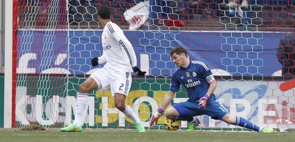 Nhìn lại 90 phút Atletico “tàn sát” Real Madrid ở Vicente Calderon - 6 Cú sút của Tiago đưa bóng đi không quá xa vị trí Casillas đã chọn...