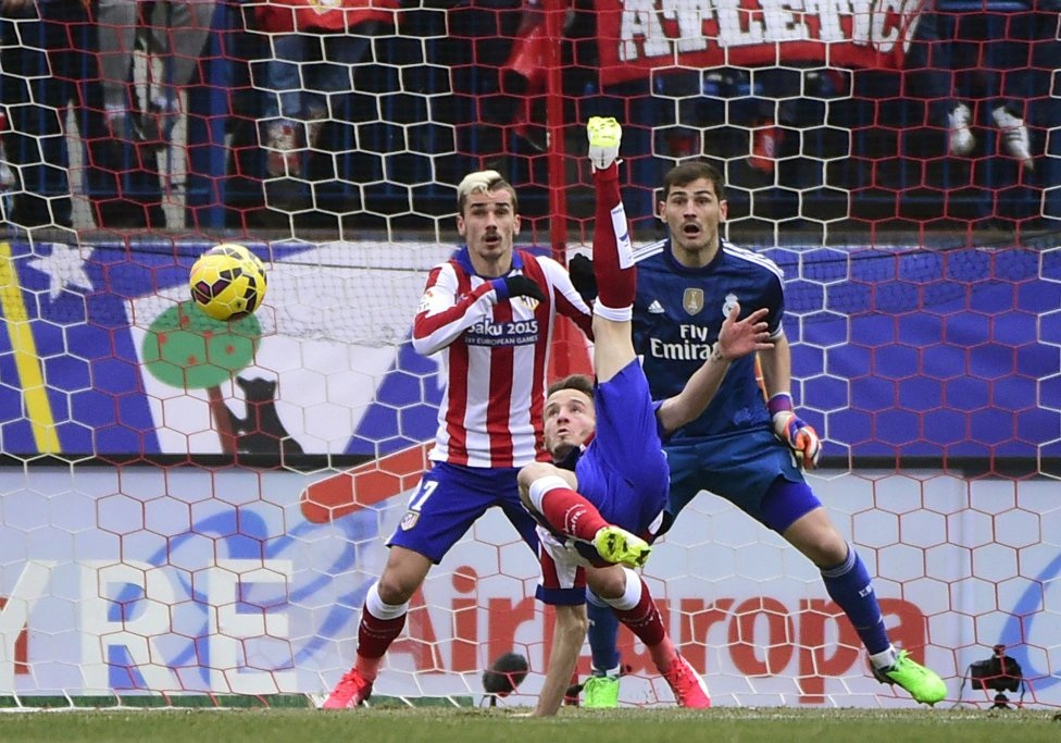 Nhìn lại 90 phút Atletico “tàn sát” Real Madrid ở Vicente Calderon - 12 Pha ngả người móc bóng tuyệt đẹp của tài năng trẻ bên phía Atletico.