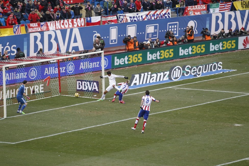 Nhìn lại 90 phút Atletico “tàn sát” Real Madrid ở Vicente Calderon - 17 Griezmann dứt điểm cận thành nâng tỉ số lên 3-0 sau pha phối hợp tam giác rất thanh thoát.