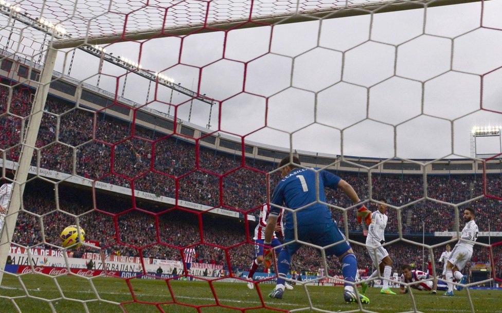 Nhìn lại 90 phút Atletico “tàn sát” Real Madrid ở Vicente Calderon - 22 3/4 bàn thua của Real Madrid, thủ thành Casillas luôn ở trong tình trạng đứng chôn chân.
