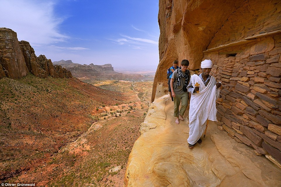 Kỳ vĩ nhà thờ Chúa tạc từ núi đá - 1 Du khách
được một tu sỹ dấn đến thăm nhà thờ Abune Yemata Guh