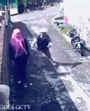 Khi đạo tặc giật ví bị nạn nhân cướp lại xe