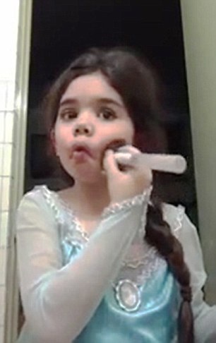 “Bà cụ non” 5 tuổi tung video dạy trang điểm - 2 “Bà cụ non” 5 tuổi tung video dạy trang điểm