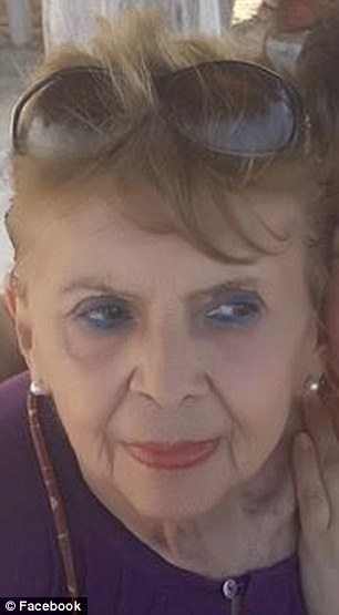 Đàn chó hoang bất ngờ đến viếng tang người từng cho chúng ăn - 1 Bà Margarita, người đã luôn yêu thương động vật