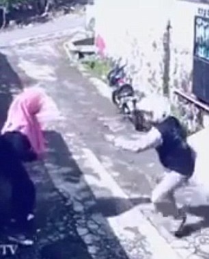 Khi đạo tặc giật ví bị nạn nhân cướp lại xe