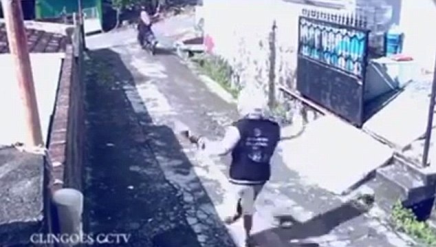 Khi đạo tặc giật ví bị nạn nhân cướp lại xe