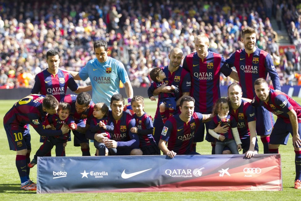 Nhìn lại 90 phút thăng hoa của bộ đôi Messi-Suarez - 2 Cái ôm thân mật giữa hai HLV Luis Enrique
và Paco trước khi trận đấu diễn ra.