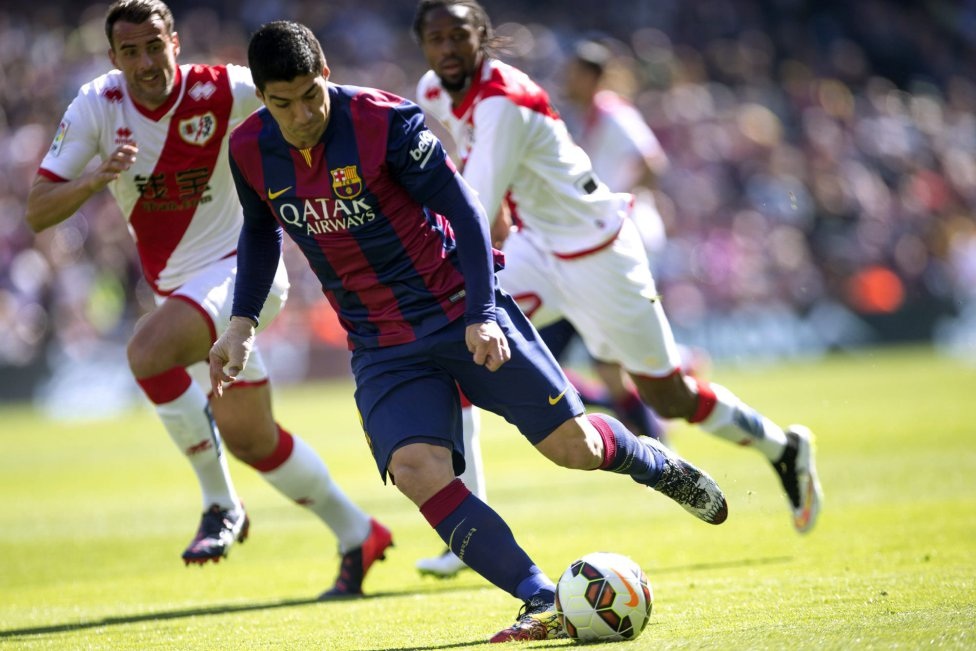 Nhìn lại 90 phút thăng hoa của bộ đôi Messi-Suarez - 4 Barca khởi đầu không thể thuận lợi hơn với
bàn thắng mở tỉ số ngay ở phút thứ 6.