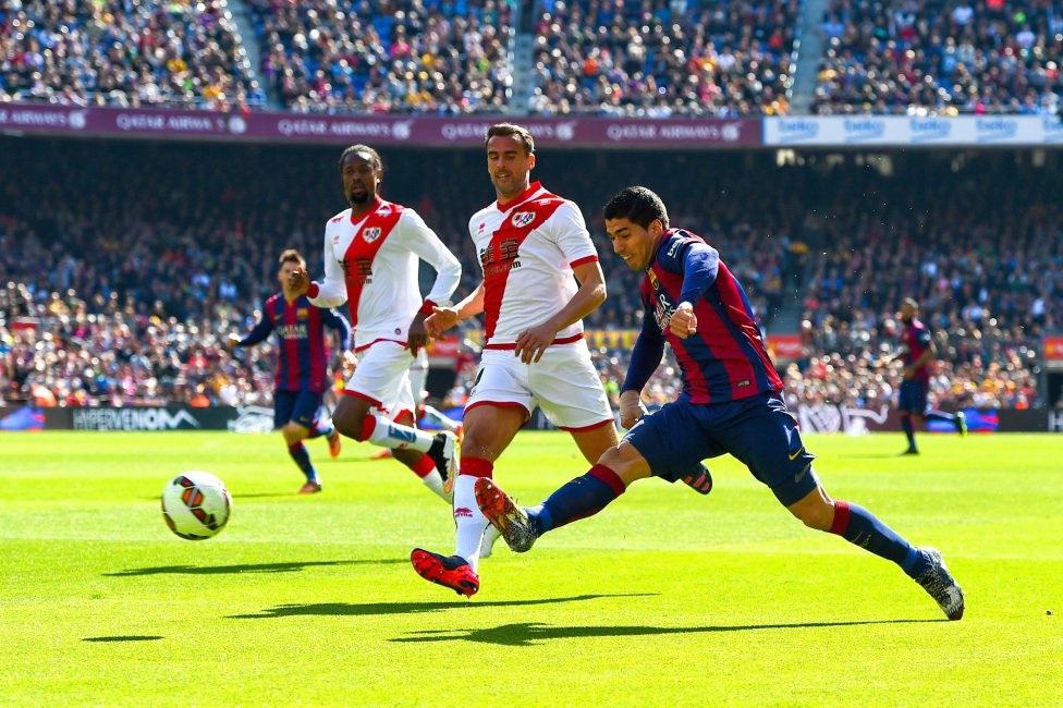 Nhìn lại 90 phút thăng hoa của bộ đôi Messi-Suarez - 5 Barca khởi đầu không thể thuận lợi hơn với
bàn thắng mở tỉ số ngay ở phút thứ 6.