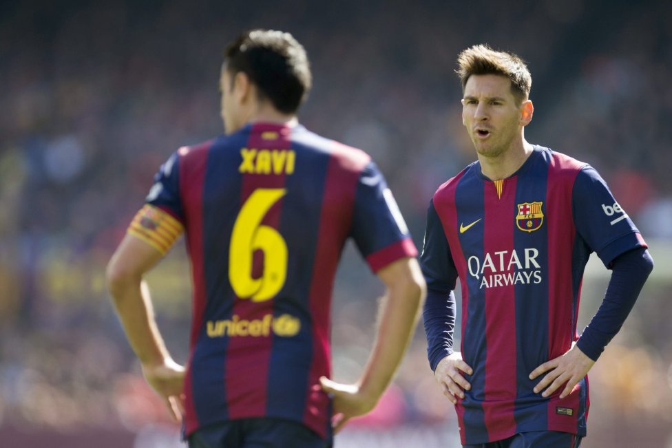 Nhìn lại 90 phút thăng hoa của bộ đôi Messi-Suarez - 7 Messi và Xavi trao đổi với nhau trong một
tình huống cố định.