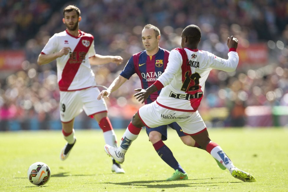 Nhìn lại 90 phút thăng hoa của bộ đôi Messi-Suarez - 8 Dù bị thủng lưới sớm, Rayo Vallecano vẫn gây
ra không ít khó khăn cho đội chủ nhà trong hiệp 1.