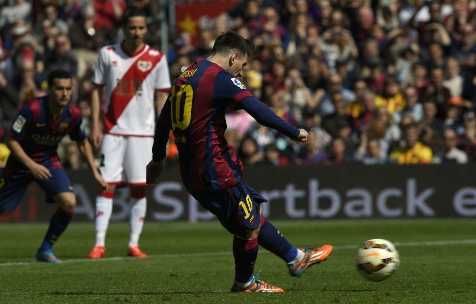Nhìn lại 90 phút thăng hoa của bộ đôi Messi-Suarez - 11 Dù bị thủng lưới sớm, Rayo Vallecano vẫn gây
ra không ít khó khăn cho đội chủ nhà trong hiệp 1.