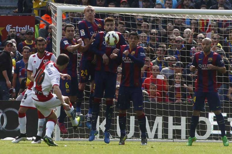 Nhìn lại 90 phút thăng hoa của bộ đôi Messi-Suarez - 23 Ở hướng ngược lại, Trashorras cũng khiến
CĐV Barca thót tim với pha bóng tương tự.