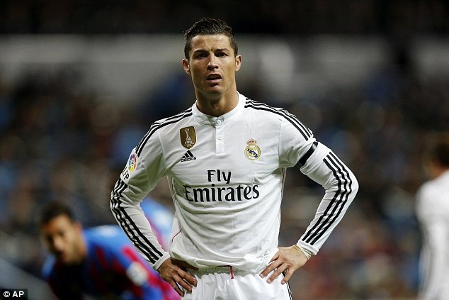 Đội hình tiêu biểu "siêu kinh điển": C.Ronaldo bị ra rìa - 1 Sa sút phong độ, C.Ronaldo không có tên
trong đội hình tiêu biểu “siêu kinh điển” của Daily Mail.