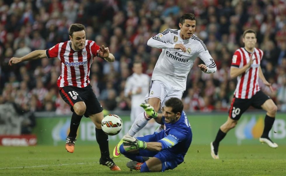 Nhìn lại thất bại thảm hại của Real Madrid trên “tử địa” San Mames - 19 Tình huống gây tranh cãi nhất của trận đấu:
C.Ronaldo bị ngã trong vòng cấm.