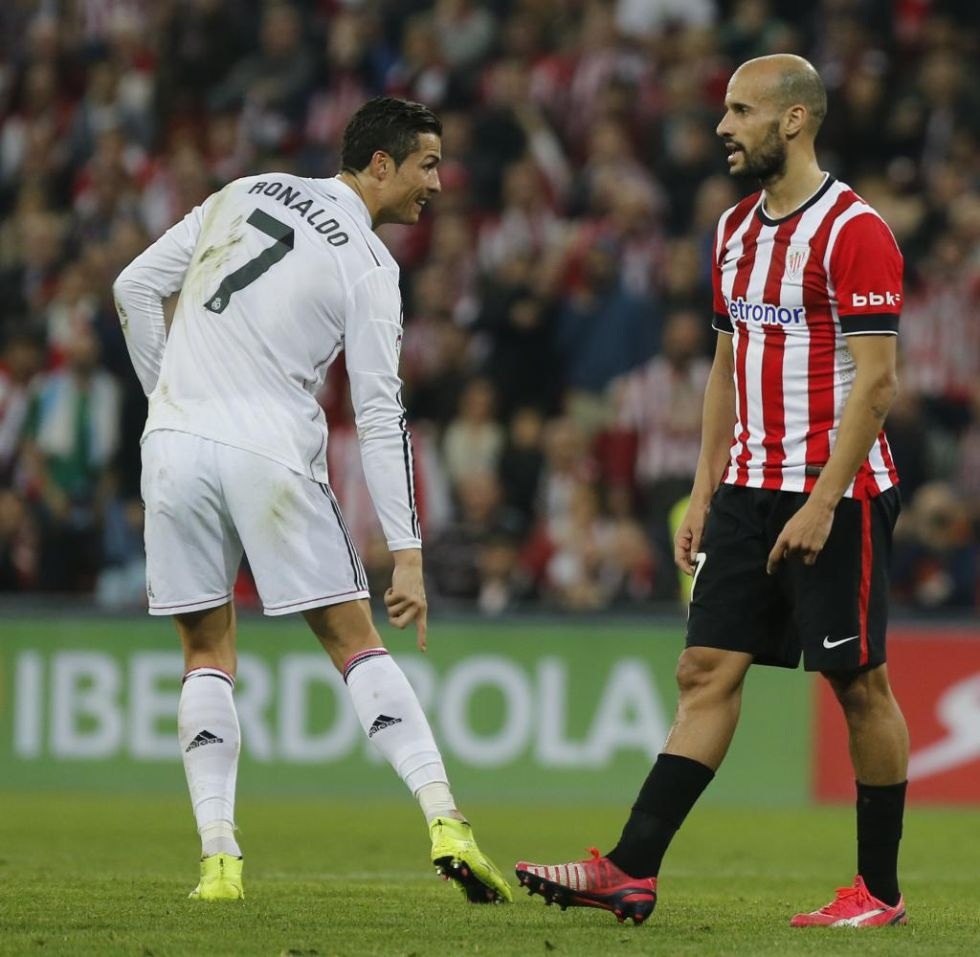 Nhìn lại thất bại thảm hại của Real Madrid trên “tử địa” San Mames - 21 CR7 cho rằng anh đã bị đối phương đá vào
chân, nhưng trọng tài không nghĩ vậy.