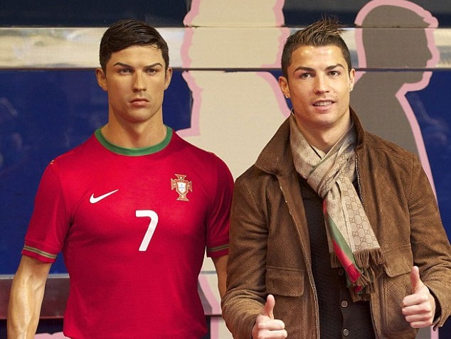 C.Ronaldo thuê người chăm sóc tóc cho…tượng sáp của mình - 1 C.Ronaldo (phải) và
bức tượng sáp của mình