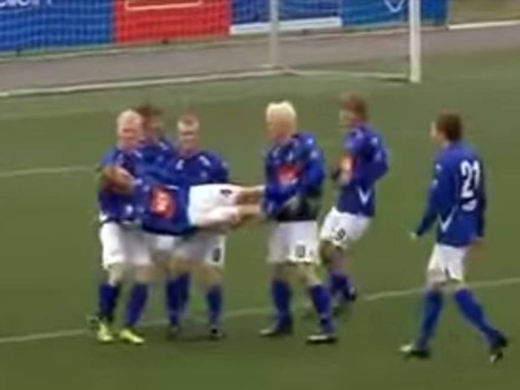 Màn ăn mừng độc đáo của Rooney trong trận thắng Tottenham