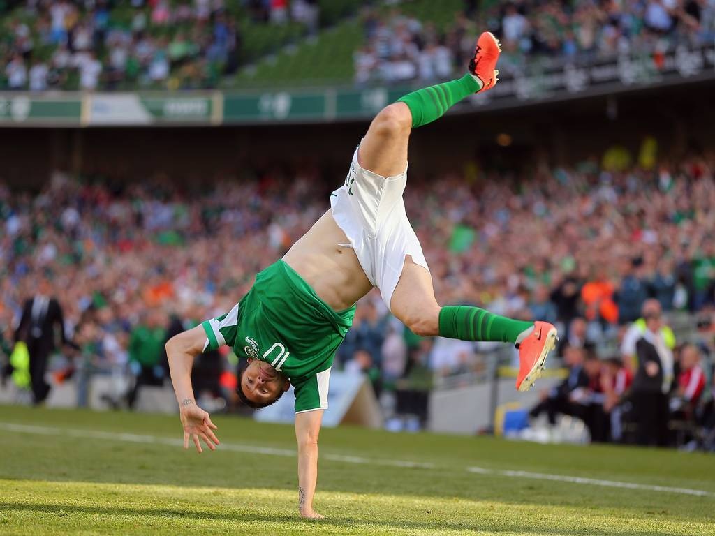 Màn ăn mừng độc đáo của Rooney trong trận thắng Tottenham