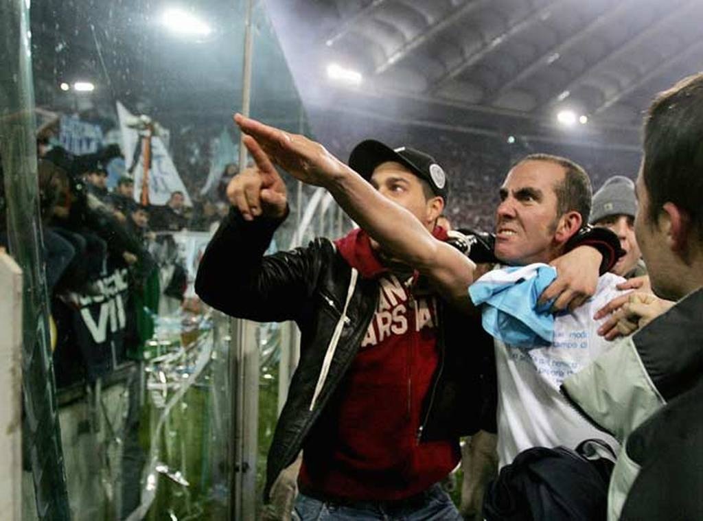 Màn ăn mừng độc đáo của Rooney trong trận thắng Tottenham