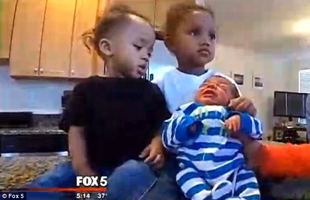 Ba năm “sản xuất” liên tục 3 bé trai cùng ngày, tháng sinh - 1 Ba năm “sản xuất” liên tục 3 bé trai cùng ngày, tháng sinh