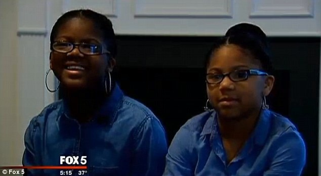 Ba năm “sản xuất” liên tục 3 bé trai cùng ngày, tháng sinh - 4 Các cô
bé cũng bày tỏ mong muốn bố mẹ sẽ không “sản xuất” thêm em bé nào nữa.