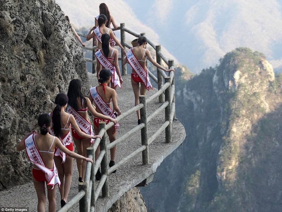 Choáng ngợp màn catwalk ở độ cao 2000 mét của dàn thí sinh hoa hậu bikini - 2 Choáng ngợp màn catwalk ở độ cao 2000 mét của dàn thí sinh hoa hậu bikini