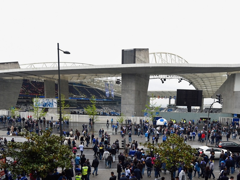 CĐV Porto nườm nượp kéo đến sân sẵn sàng
cho bữa tiệc sân cỏ.