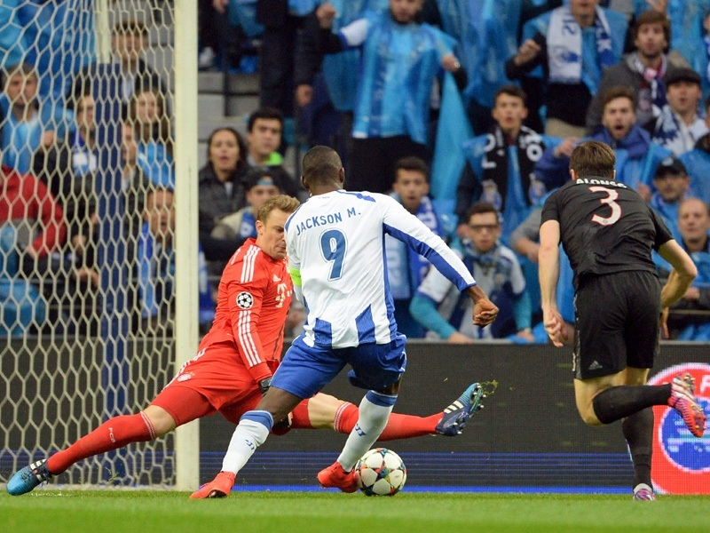 Sai lầm của Xabi Alonso tạo cơ hội cho Jackson
Martinez đối mặt Manuel Neuer ngay ở phút thứ 2.