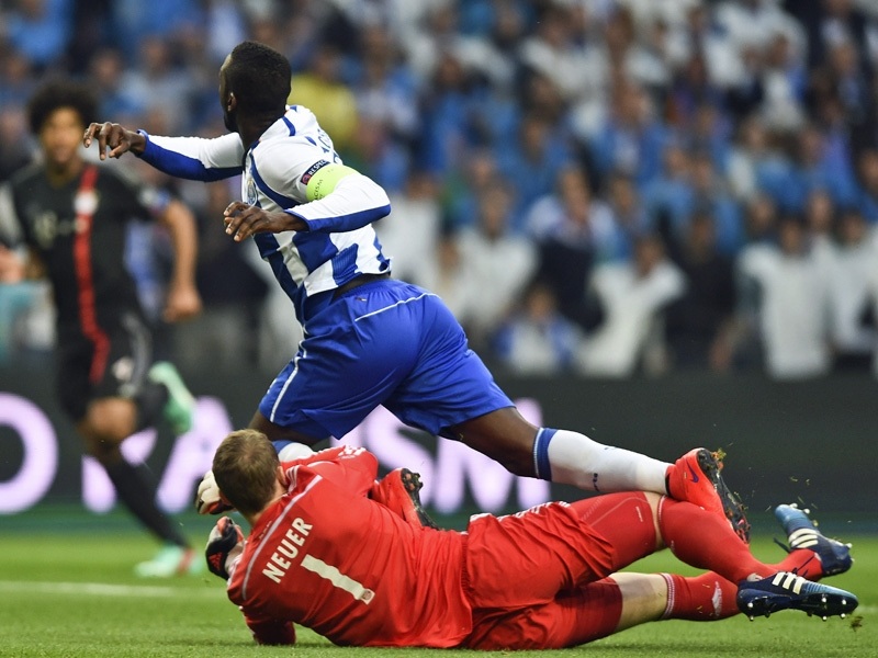 Neuer buộc phải phạm lỗi với tiền đạo đối
phương trong vòng cấm.