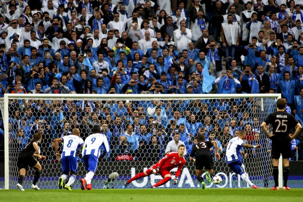 Quaresma dễ dàng mở tỉ số trận đấu từ chấm
11m.