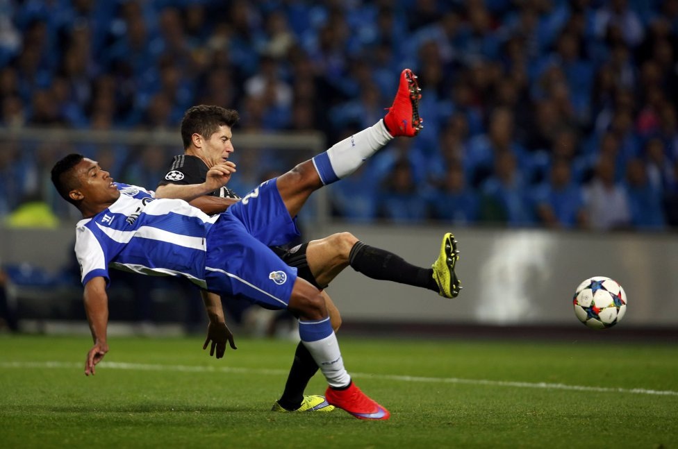 Các chân sút trên hàng công đội khách có màn
trình diễn hết sức nhạt nhòa.