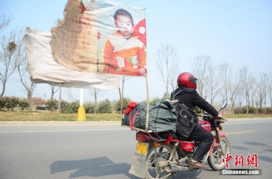 Người cha 18 năm "ăn bờ, ngủ bụi" đi tìm con - 1 Người cha 18 năm ăn bờ, ngủ bụi đi tìm con