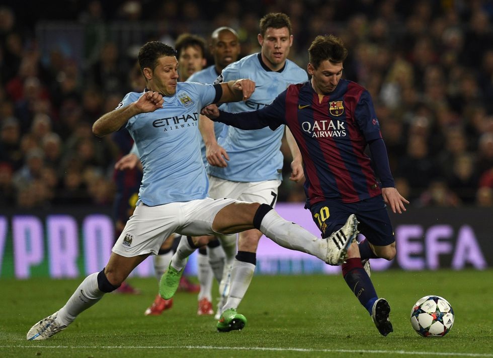 Messi phải nén đau để thi đấu tại “Siêu kinh điển” - 1 Messi dính chấn thương sau pha vào bóng của
Demichelis