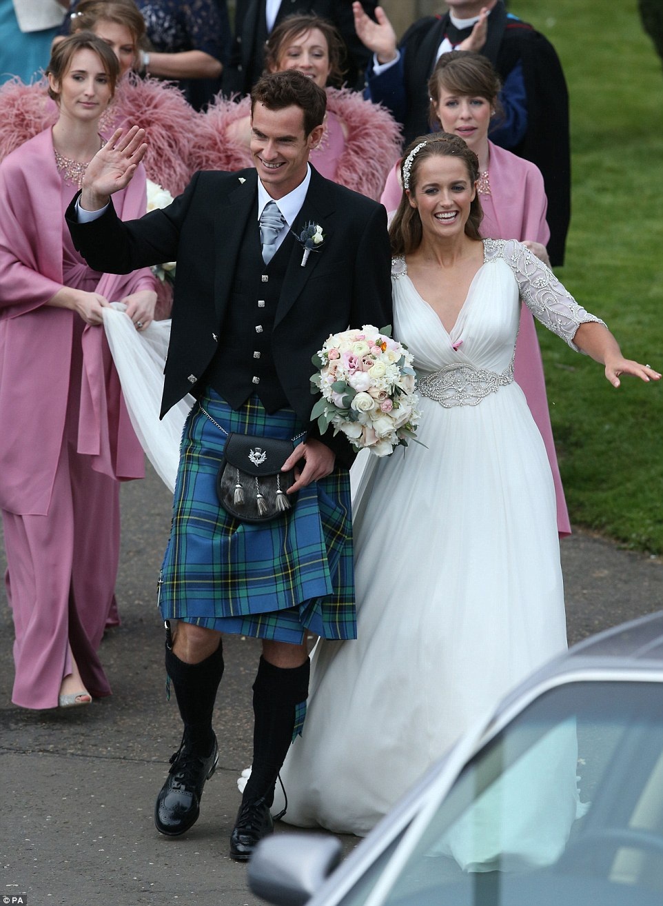 Ngắm nhìn tiệc cưới giản dị và ấm cúng của tay vợt Andy Murray - 22 Kim Sears lựa chọn chiếc đầm giản dị và nhẹ
nhàng cho ngày cưới.